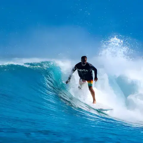 Surfeur sur une vague