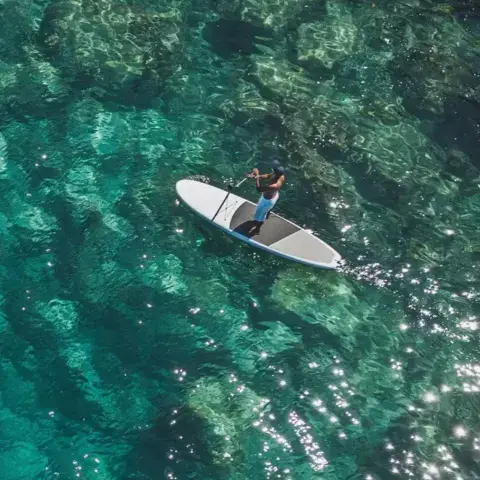Vue aérienne d'une planche de paddle sur une eau claire