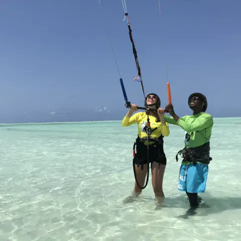 Moniteur et élève dans le lagon pendant un cours de kitesurf