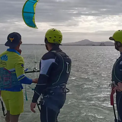 Briefing de kitesurf dans l'eau avec le moniteur