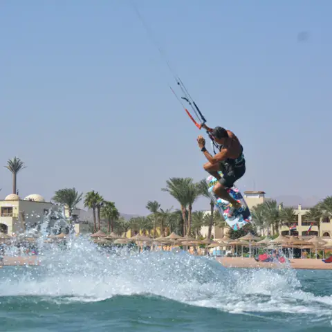 Kitesurfeur en saut devant les hôtels de la côte