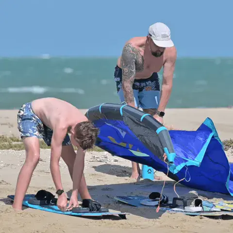 Préparation d'une aile sur la plage