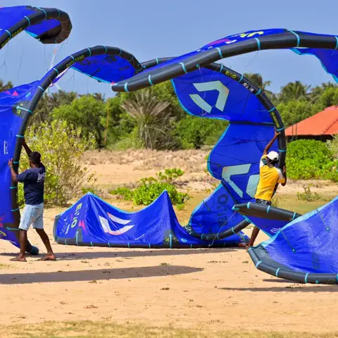 Ailes de kite gonflées sur la plage