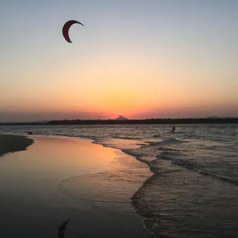 Kite dans le ciel au coucher du soleil
