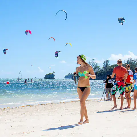 La plage de Bulabog avec de nombreux kites dans le ciel