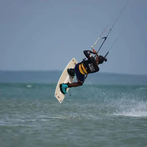 Rider en kitesurf sur le lagon