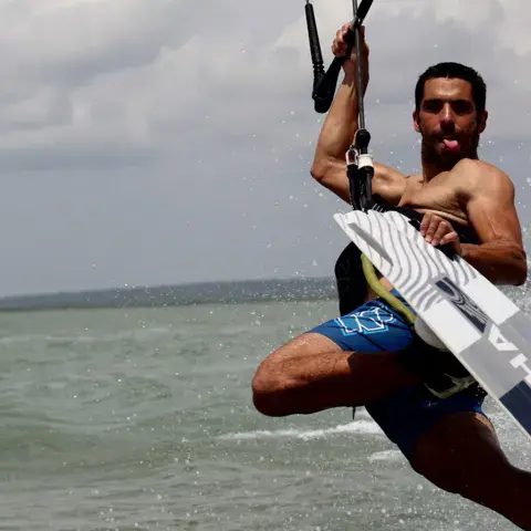 Rider en kitesurf sur le lagon