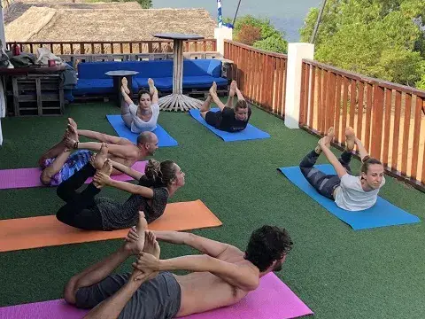Séance de yoga sur la terrasse du centre