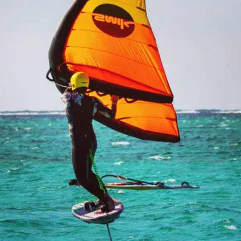 Wing foil en action, aile orange