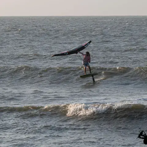 Rider de wing foil sur l'eau
