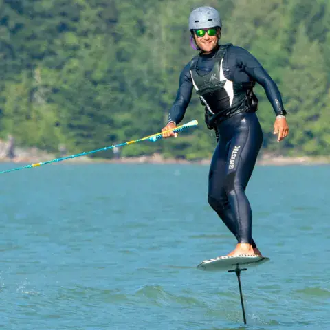 Rider en foil tracté sur l'eau
