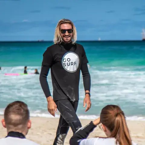 Moniteur de l'école sur la plage