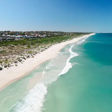 Plage de sable blanc vue du ciel