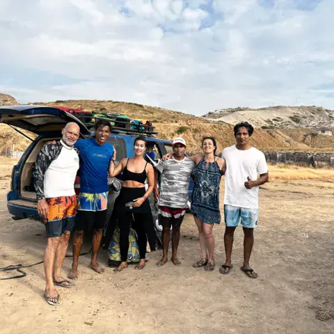 Saut en kitesurf au-dessus de la mer