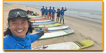 Moniteurs de surf et planches alignées sur la plage