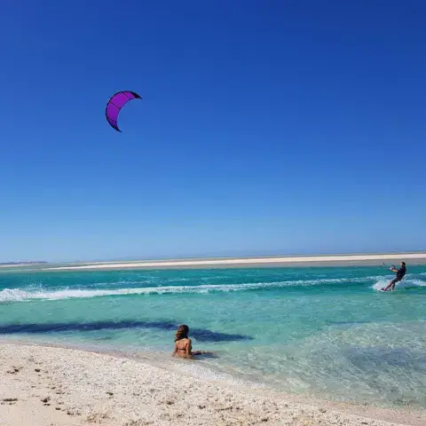 Kitesurfeurs sur l'eau turquoise peu profonde
