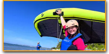 Élève avec une aile de wing foil