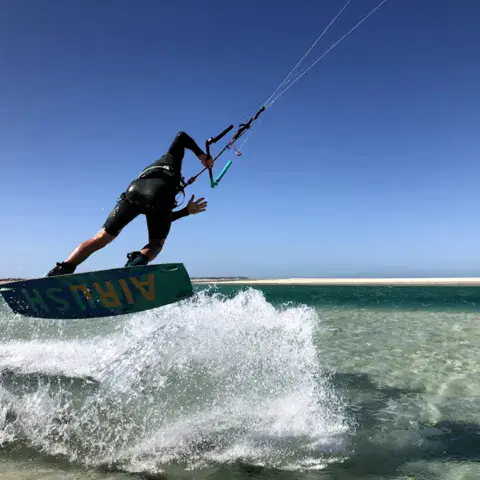 Kitesurfeur en plein saut