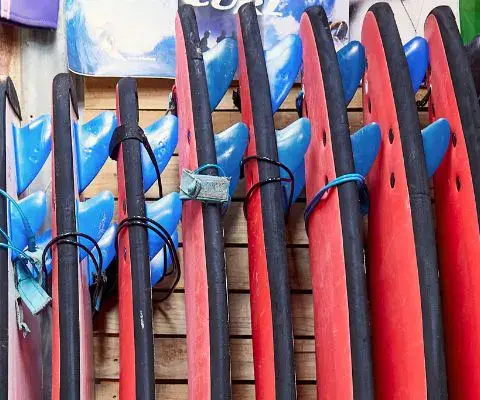 Planches molles en location, alignées au râtelier