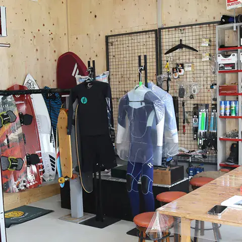 Intérieur du magasin : combinaisons et matériel