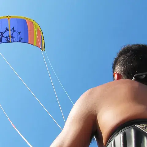 Kitesurfeur et son aile