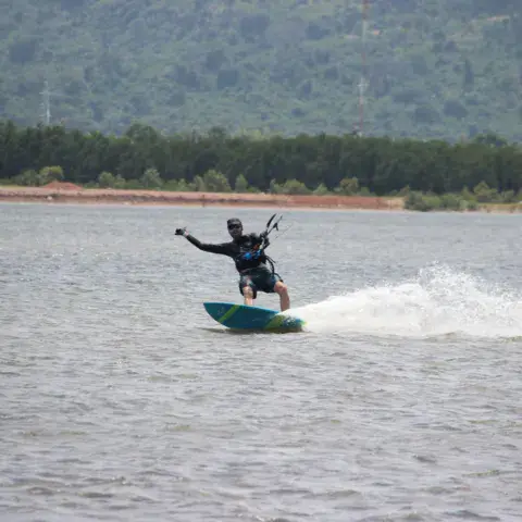 Kitesurfeur sur l'eau plate du lagon