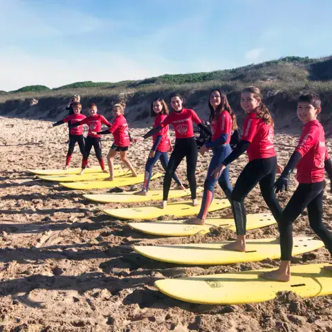 Séance d'échauffement d'un groupe sur la plage