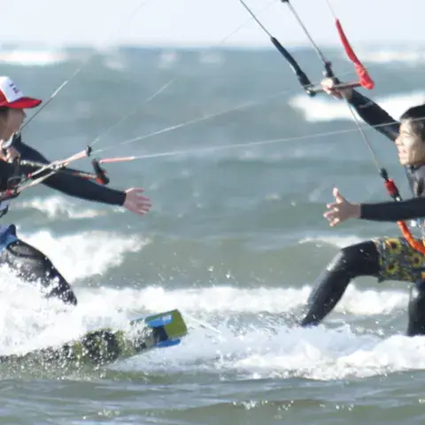Deux kiteurs dans les vagues
