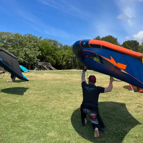 Exercices de manipulation du wing sur la pelouse