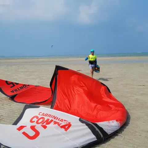 Aile de kite posée sur la plage