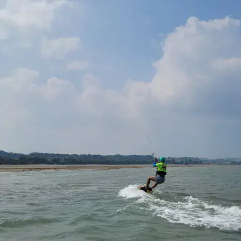 Un rider de kitesurf sur une eau peu profonde