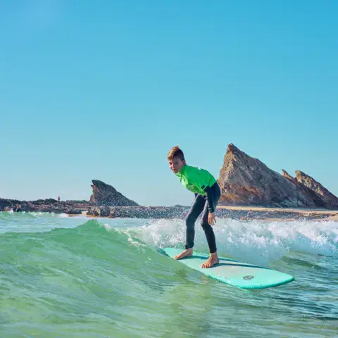 Élève debout sur une planche en mousse