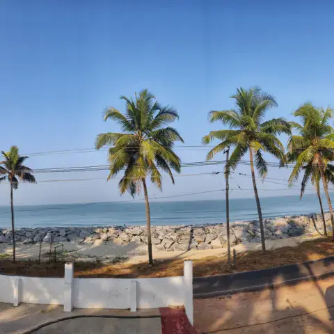 La côte et la route longée de cocotiers à Kodi Bengre