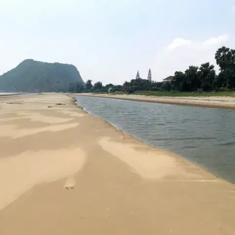 Plage de sable et lagune à Pranburi