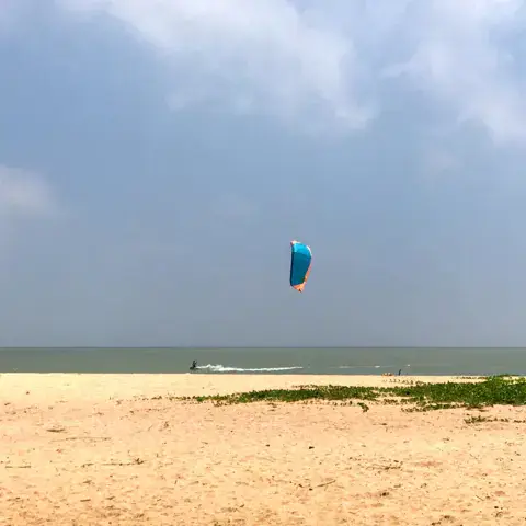 Kitesurfeur sur la plage de Pranburi
