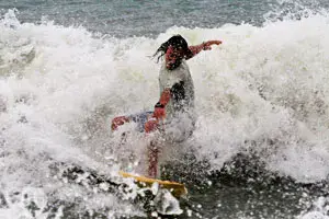 Surfeur dans les vagues