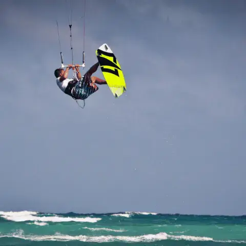 Saut en kitesurf devant la plage de Bulabog