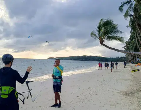 Briefing d'un cours de kitesurf sur la plage