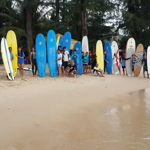 Groupe de surf sur la plage