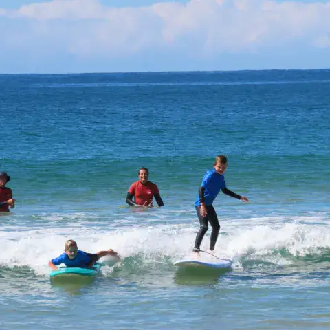 Cours de surf en petit groupe dans les vagues