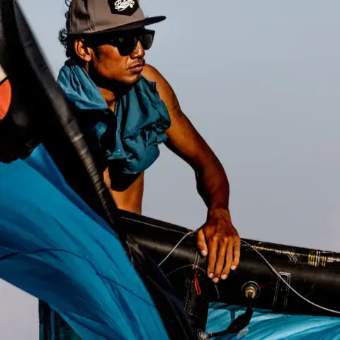 Rider avec une aile de kite
