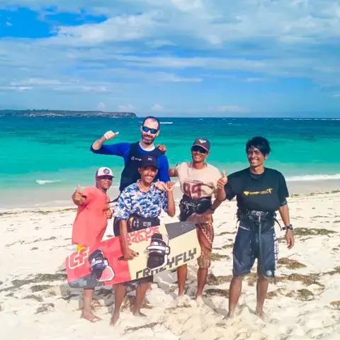 Groupe d'élèves et de moniteurs sur la plage