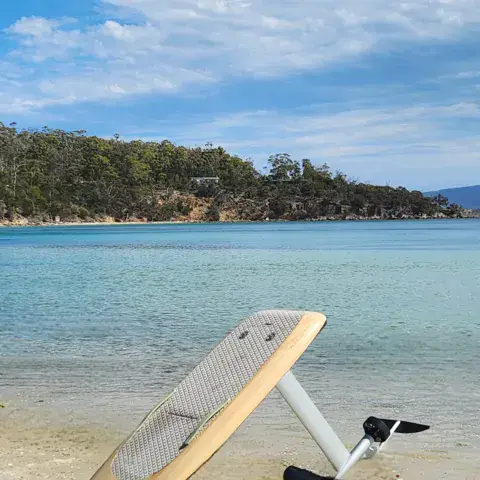 E-foil posé sur le sable au bord de l'eau