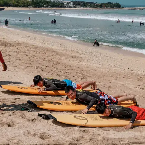 Exercice de rame à plat ventre sur le sable