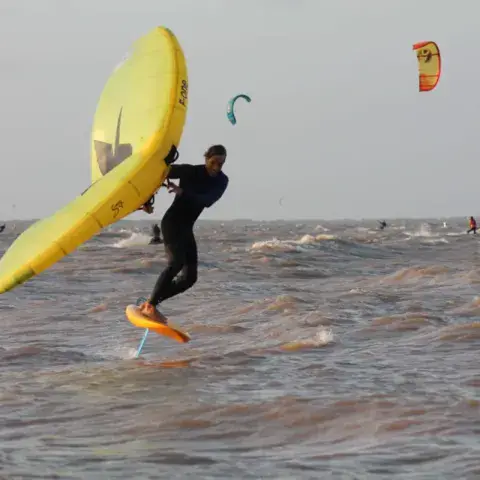 Rider en wing foil sur le Río de la Plata