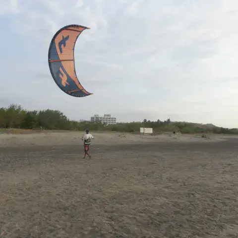 Aile de kitesurf déployée sur la plage