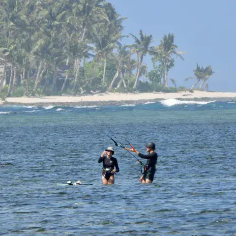 Cours de kitesurf dans l'eau peu profonde du lagon
