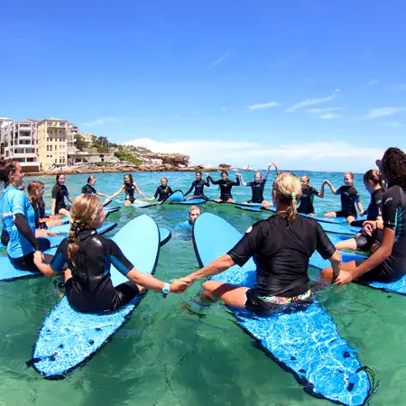 Groupe assis en cercle sur leurs planches dans l'eau