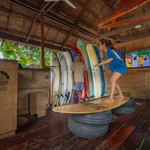 Salle de surf avec planches et simulateur d'équilibre