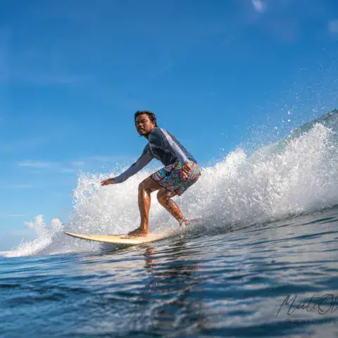 Surfeur sur une vague